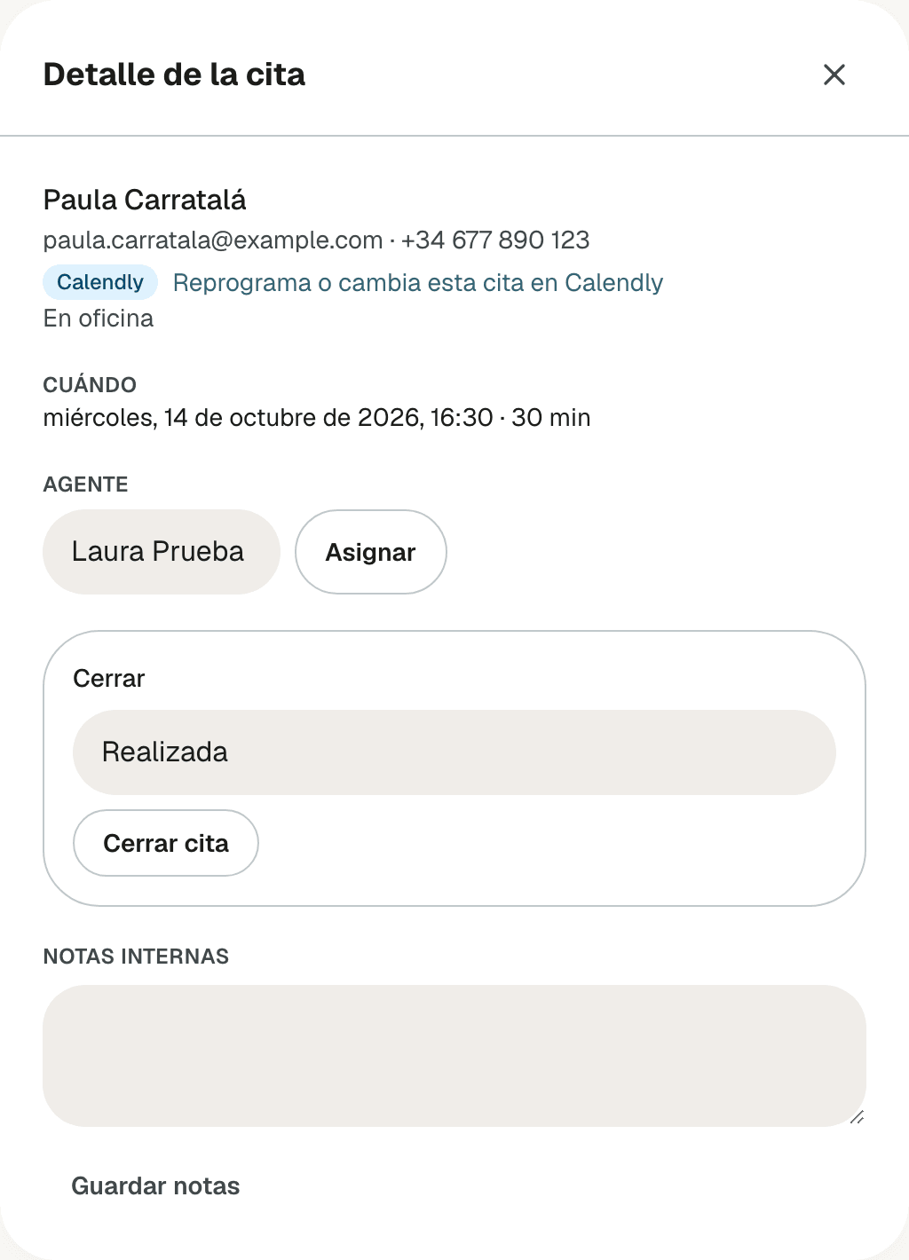 Detalle de una cita de Calendly con la marca Calendly, el enlace Reprograma o cambia esta cita en Calendly, Cuándo con el día, la hora y lo que dura, el bloque Agente y el bloque Cerrar, sin Confirmar