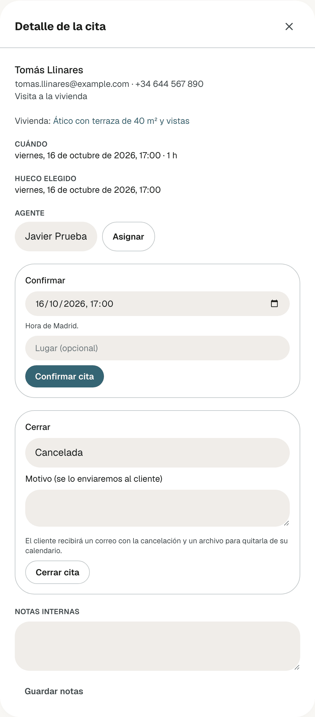 Detalle de una cita confirmada con Cuándo y Hueco elegido arriba, el bloque Confirmar para cambiar la hora con la nota Hora de Madrid y el bloque Cerrar con Cancelada elegida, el campo del motivo y la nota sobre el correo al cliente