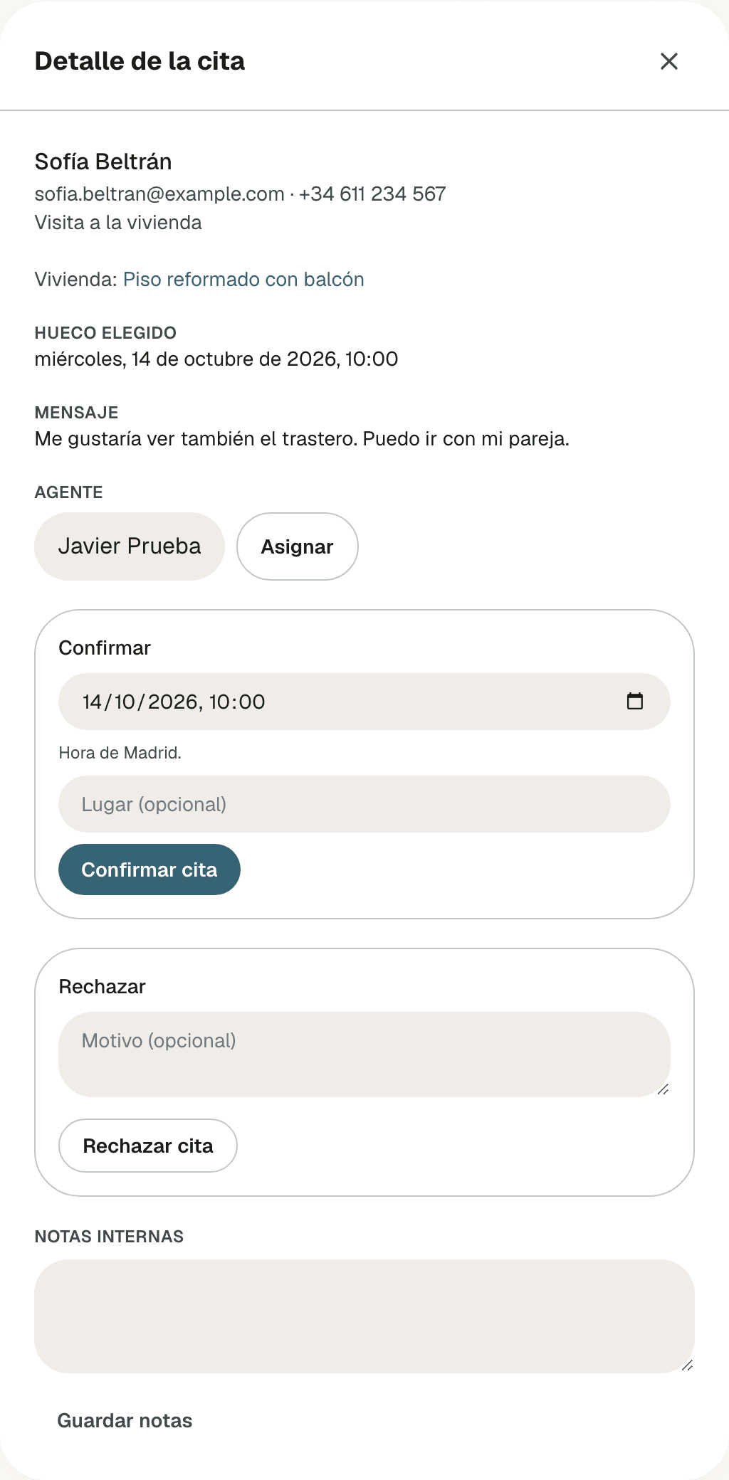 Detalle de una cita pendiente pedida por hueco: datos del cliente, vivienda, Hueco elegido, Mensaje, Agente con Asignar, Confirmar con la fecha y la hora ya puestas y la nota Hora de Madrid, Rechazar y Notas internas