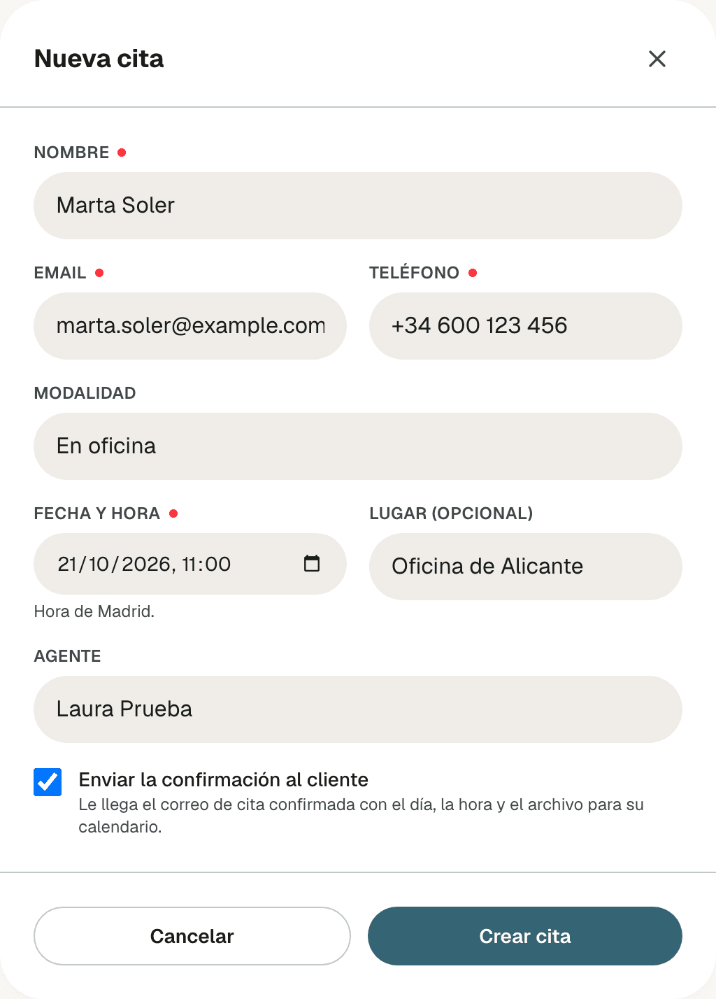 Ventana Nueva cita rellena: nombre, email, teléfono, modalidad En oficina, fecha y hora con la nota Hora de Madrid, lugar, agente y la casilla Enviar la confirmación al cliente marcada