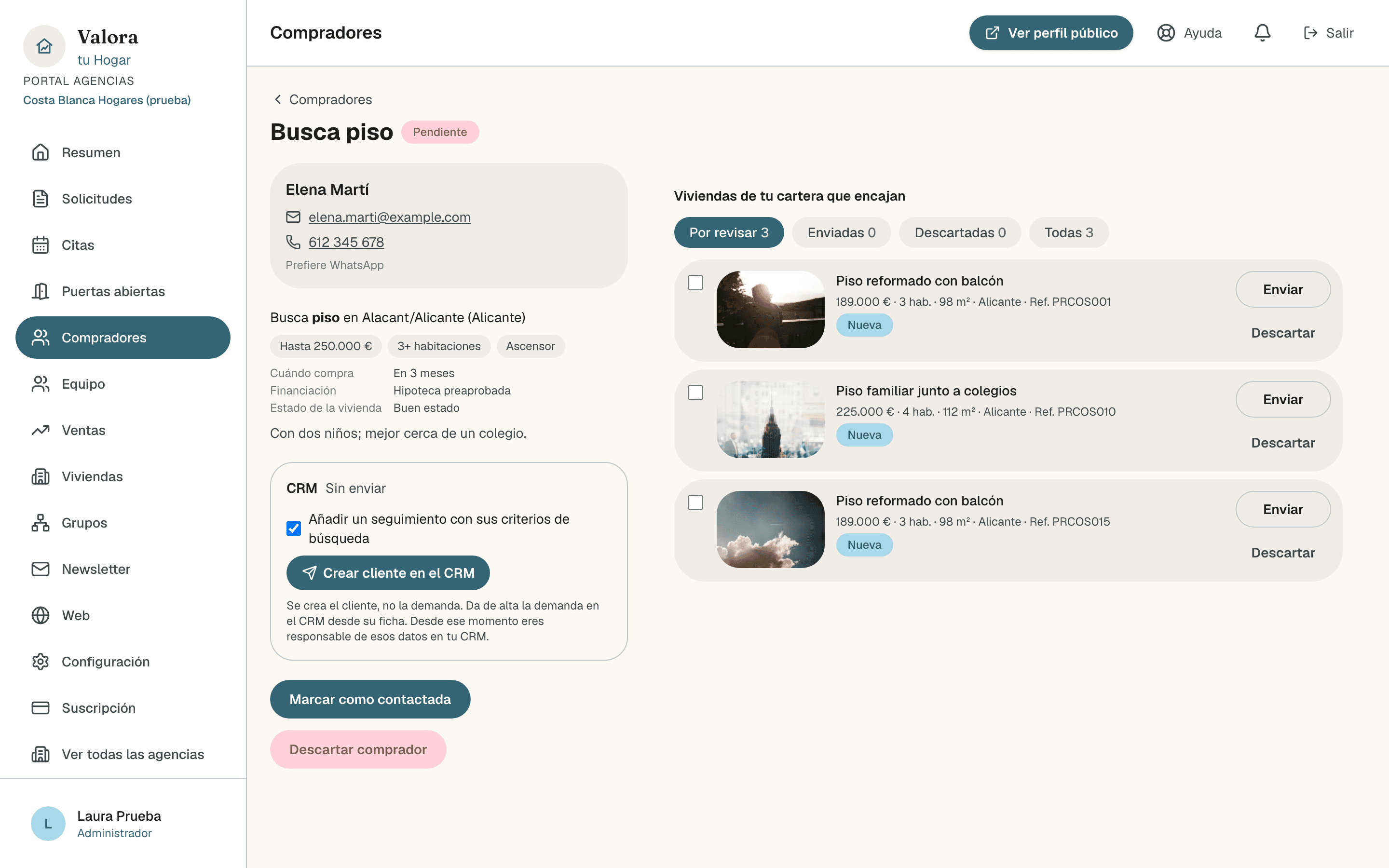 Ficha de una compradora que busca piso: a la izquierda su contacto, su búsqueda, el bloque del CRM y los botones Marcar como contactada y Descartar comprador; a la derecha, las viviendas que encajan