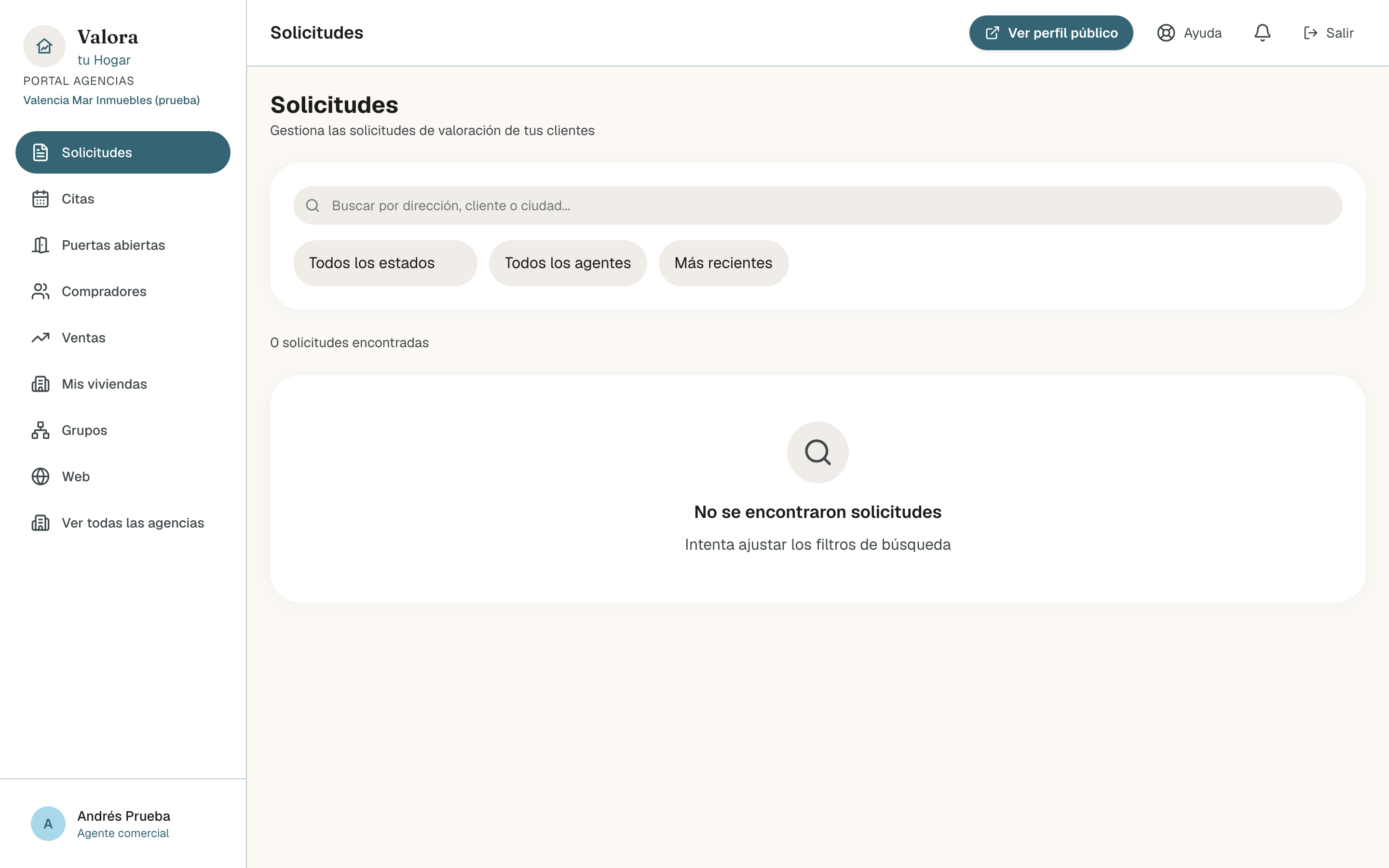 Panel de un agente en Solicitudes: el menú con Solicitudes, Citas, Puertas abiertas, Compradores, Ventas, Mis viviendas, Grupos, Web y Ver todas las agencias, y abajo su nombre con su cargo