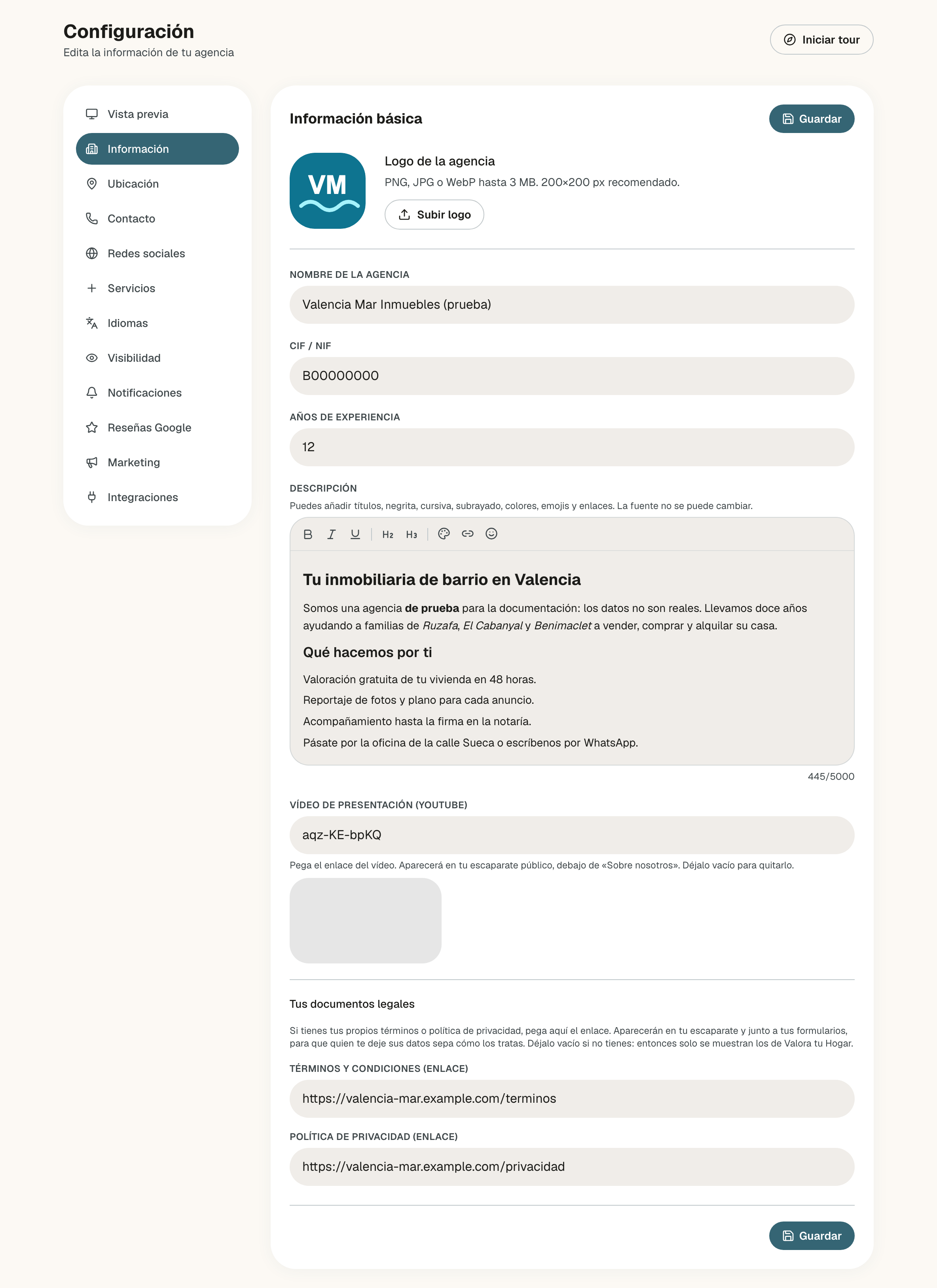 Información básica de una agencia completa: el logo, el nombre, el CIF, los años de experiencia, la descripción con títulos, negrita y cursiva, el vídeo de YouTube y los enlaces a sus términos y su política de privacidad