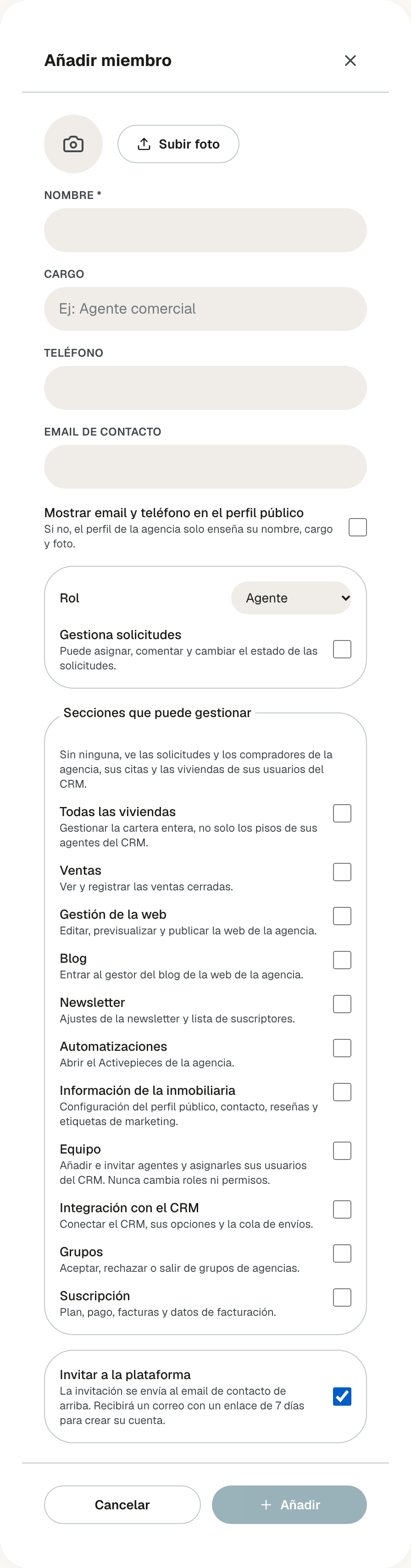 Ventana Añadir miembro con Subir foto, Nombre, Cargo, Teléfono y Email de contacto vacíos, la casilla Mostrar email y teléfono en el perfil público, Rol en Agente, Gestiona solicitudes, la lista Secciones que puede gestionar, y abajo Invitar a la plataforma marcada, con la nota La invitación se envía al email de contacto de arriba