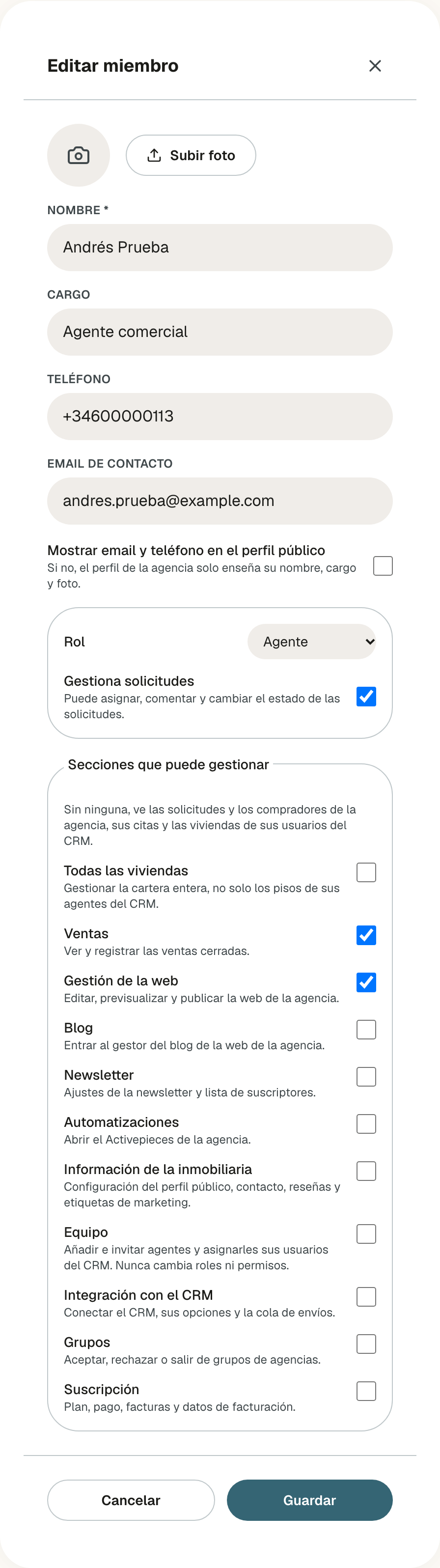 Ventana Editar miembro de Andrés Prueba con sus datos, Rol en Agente, Gestiona solicitudes marcada y, en Secciones que puede gestionar, Ventas y Gestión de la web marcadas; abajo, Cancelar y Guardar