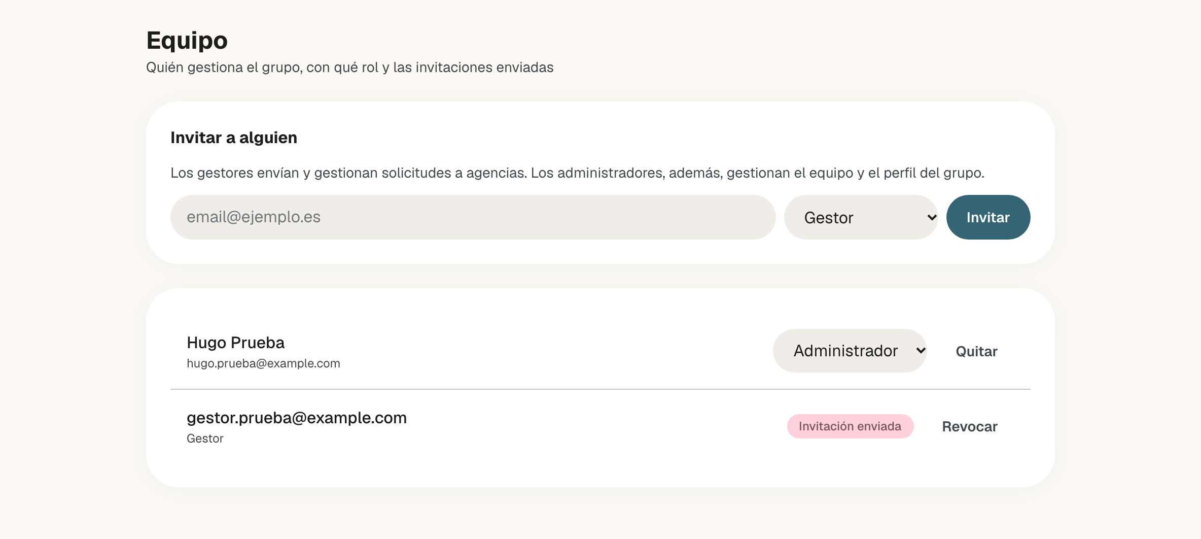Página Equipo del grupo con el formulario Invitar a alguien, un administrador con su desplegable de rol y Quitar, y una invitación a un gestor con la etiqueta Invitación enviada y Revocar
