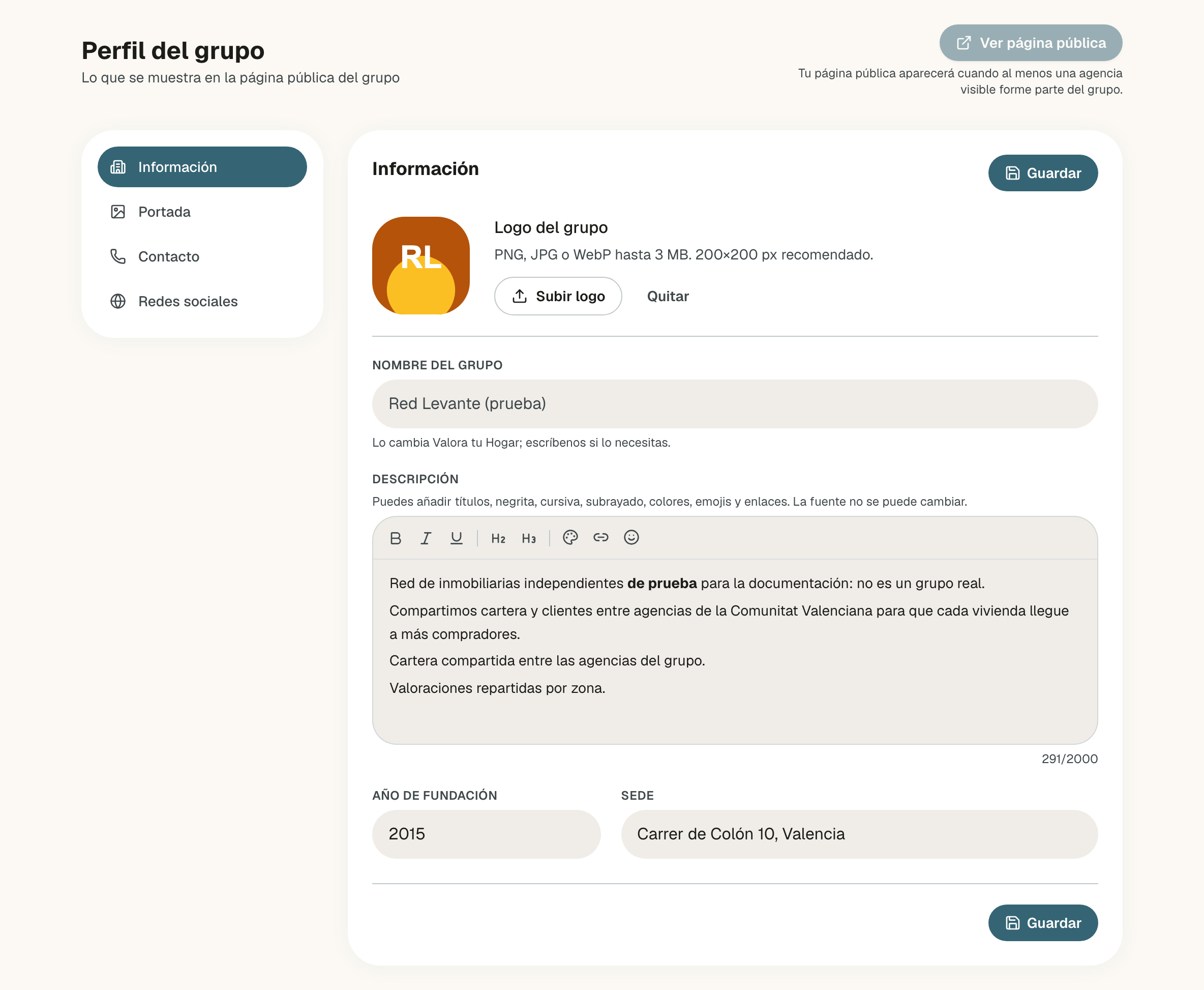 Perfil del grupo en el apartado Información, con Ver página pública desactivado arriba y la nota Tu página pública aparecerá cuando al menos una agencia visible forme parte del grupo; el logo con Subir logo y Quitar, el nombre del grupo bloqueado, la descripción con su barra de formato, el año de fundación y la sede, con el botón Guardar arriba y abajo