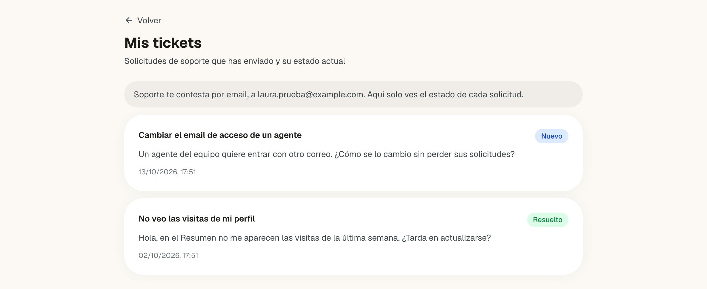 Página Mis tickets con la nota Soporte te contesta por email y dos tickets: uno en estado Nuevo y otro Resuelto, cada uno con su asunto, el mensaje y la fecha de envío