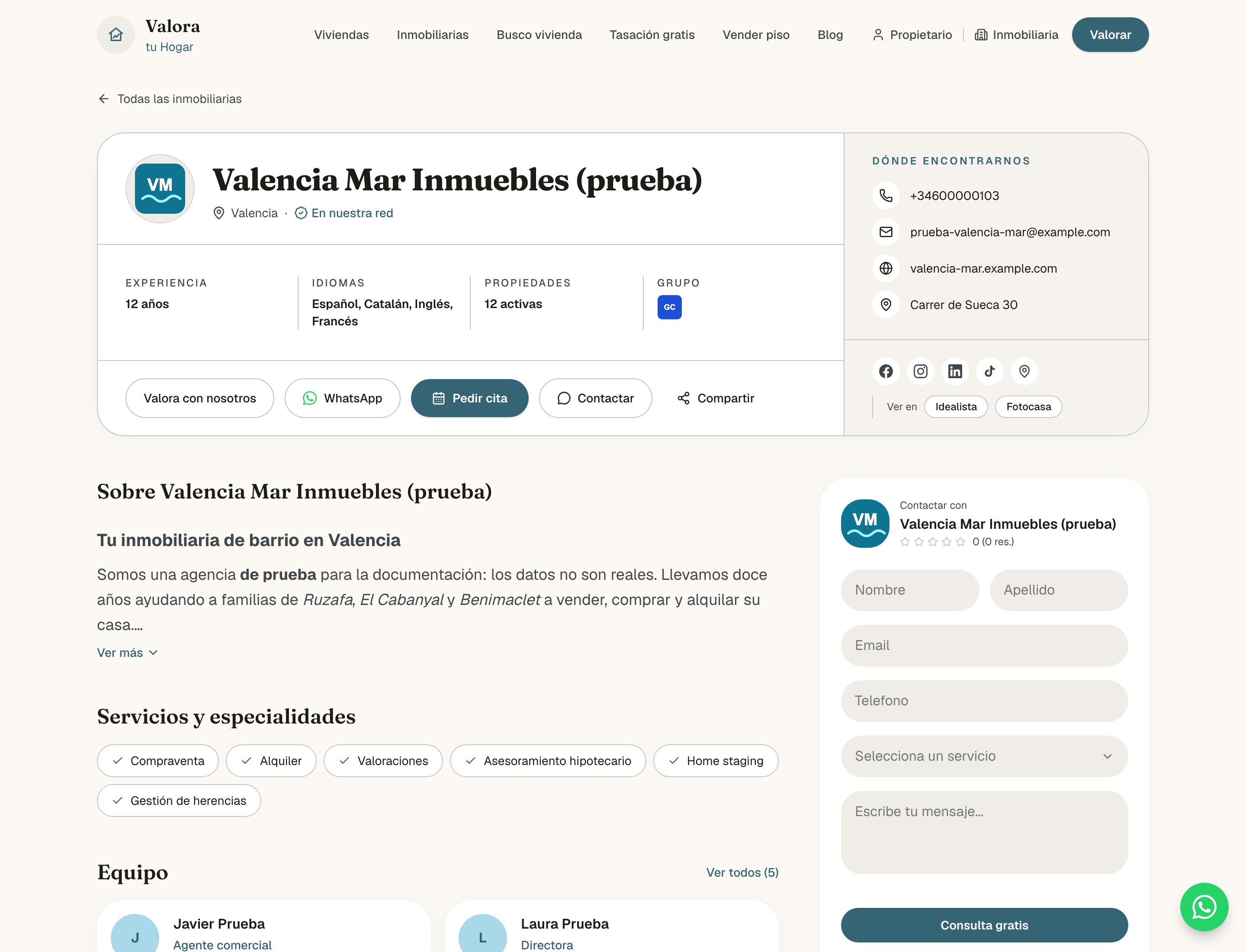 Perfil público de una agencia: la cabecera con el logo, el nombre, Valencia y En nuestra red, la experiencia, los idiomas, las propiedades activas y el logo del grupo al que pertenece, los botones Valora con nosotros, WhatsApp, Pedir cita, Contactar y Compartir, Dónde encontrarnos con el teléfono, el email, la web, la dirección y las redes, y debajo Sobre, Servicios y especialidades, Equipo y el formulario de contacto
