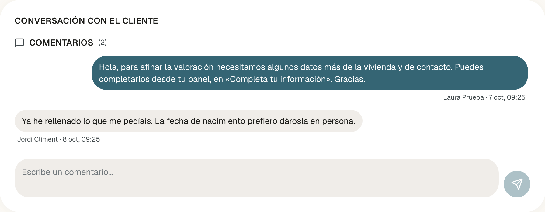 Conversación con el cliente con Comentarios (2): a la derecha, en color, el mensaje de Pedir datos firmado por Laura Prueba; a la izquierda, en gris, la respuesta del propietario, Jordi Climent; debajo, la caja Escribe un comentario... y el botón de enviar