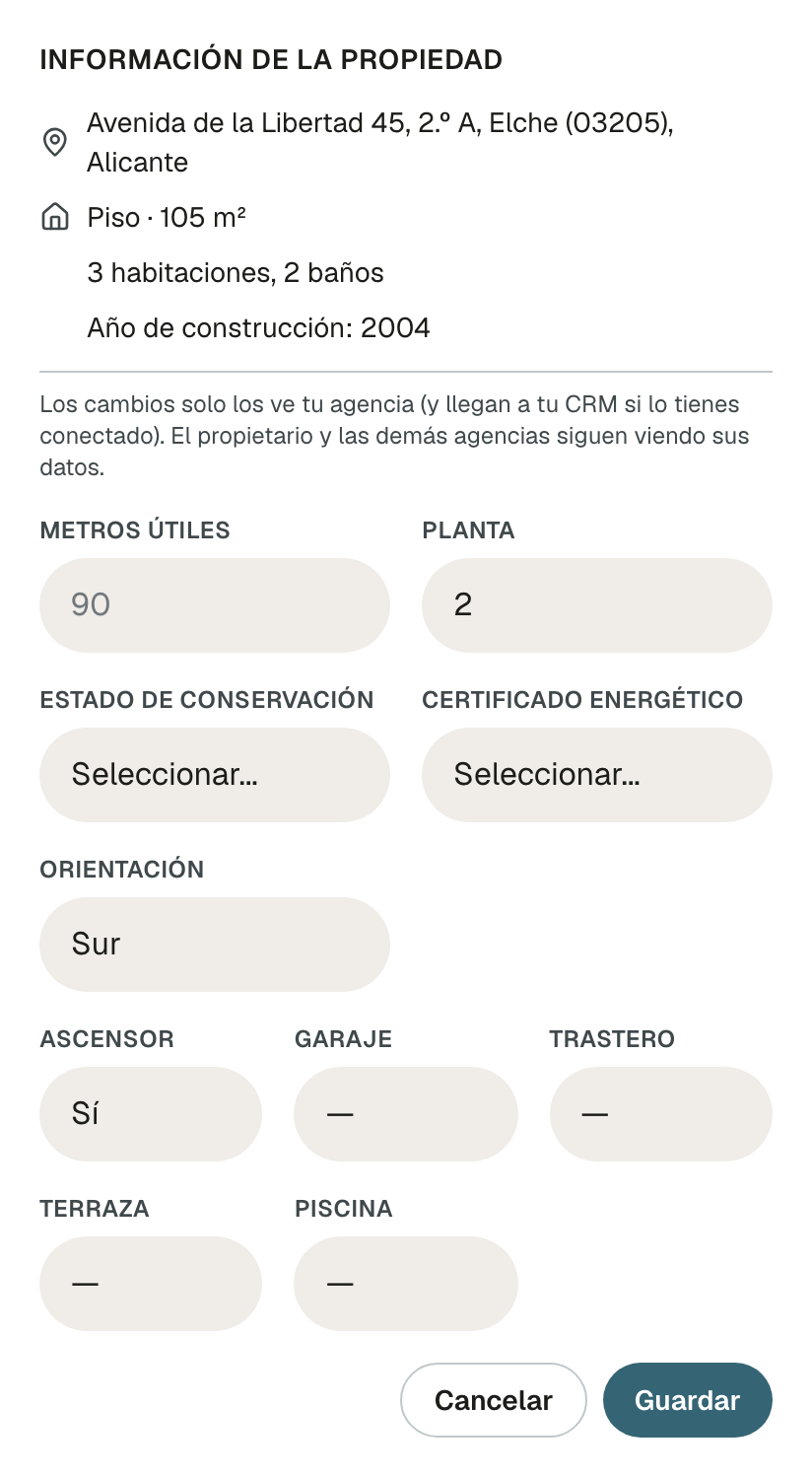 Información de la propiedad en modo edición: arriba la dirección, Piso · 105 m², 3 habitaciones, 2 baños y el año de construcción, sin poder cambiarse; debajo, el aviso de que los cambios solo los ve tu agencia, los campos Metros útiles y Planta, los desplegables Estado de conservación, Certificado energético y Orientación de dos en dos, Ascensor, Garaje, Trastero, Terraza y Piscina, y los botones Cancelar y Guardar