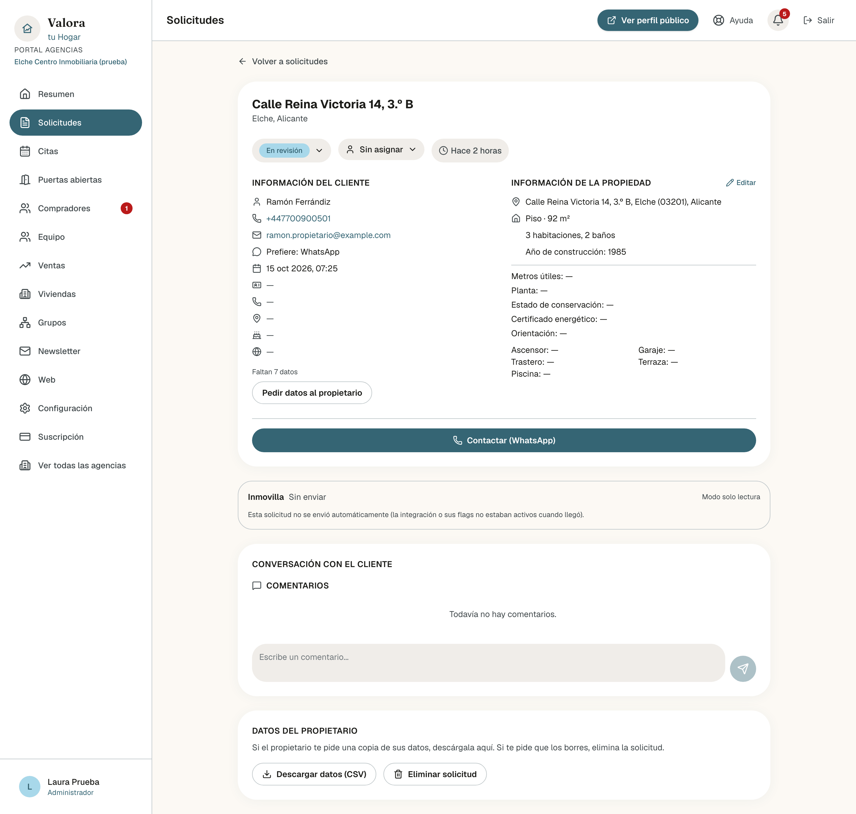Ficha de una solicitud recién llegada: la dirección Calle Reina Victoria 14, 3.º B, Elche, Alicante; los botones En revisión, Sin asignar y Hace N horas; Información del cliente con el nombre, el teléfono, el email, Prefiere: WhatsApp, la fecha de llegada, cinco datos con una raya, Faltan 7 datos y Pedir datos al propietario; Información de la propiedad con Editar; el botón Contactar (WhatsApp), el bloque de Inmovilla, la Conversación con el cliente sin comentarios y, al final, Datos del propietario con Descargar datos (CSV) y Eliminar solicitud