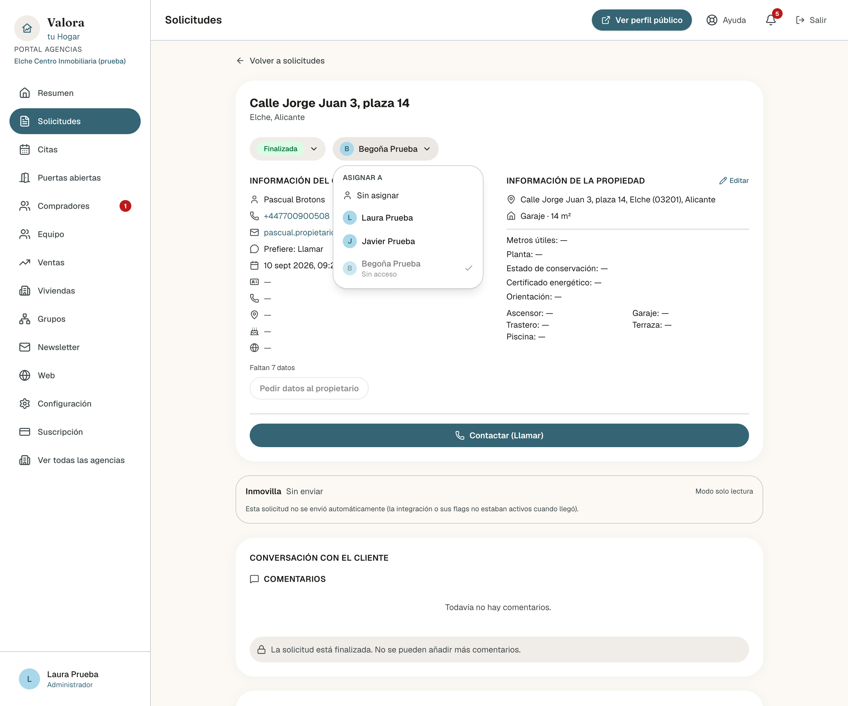 Ficha de una solicitud finalizada que lleva Begoña Prueba, con el menú Asignar a abierto: Sin asignar, Laura Prueba, Javier Prueba y, al final, Begoña Prueba marcada, en gris y con «Sin acceso» debajo