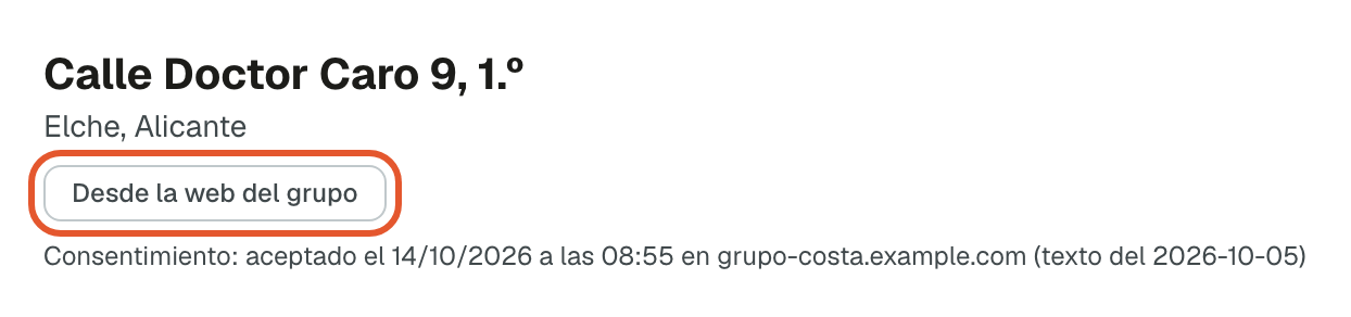 Cabecera de la ficha de una solicitud: Calle Doctor Caro 9, 1.º, Elche, Alicante, la etiqueta Desde la web del grupo resaltada y, debajo, la línea Consentimiento con el día, la hora, la web y la versión del texto
